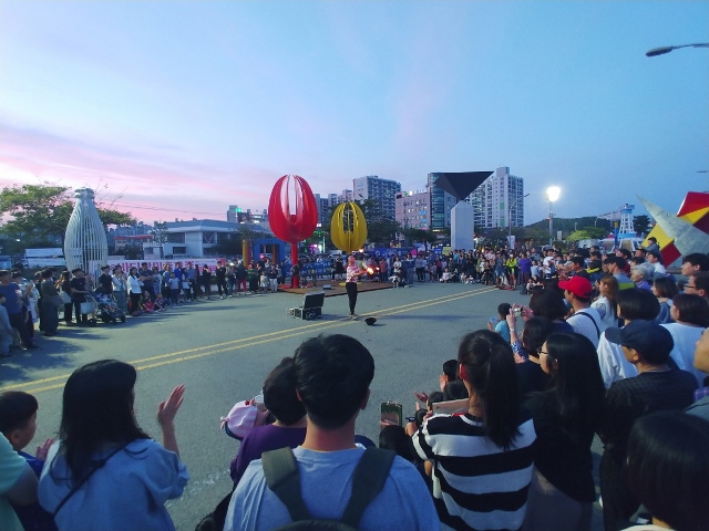 ▲ 스틸한가위한마당의 추석특집 버스킹 공연 장면.ⓒ포항문화재단