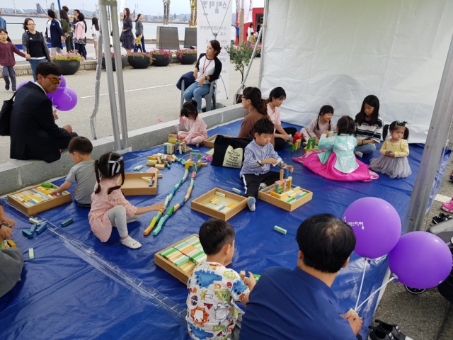 ▲ 한가위한마당 행사에서 가족들이 블록놀이체험을 하고 있다.ⓒ포항문화재단