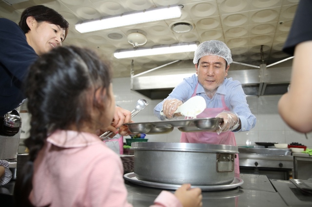 ▲ 이강덕 포항시장이 추석을 맞아 아동양육시설인 선린애육원을 방문해 원생들에게 저녁식사를 배식하고 있다.ⓒ포항시