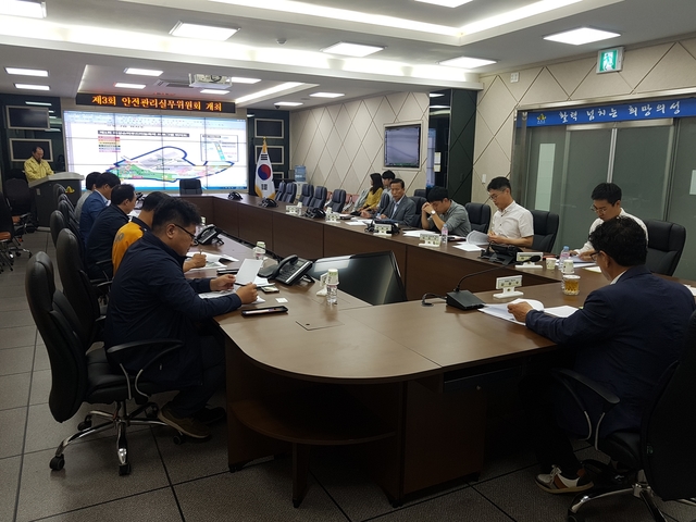 ▲ 의성군은 지난 20일 군청 재난종합상황실에서 유관기관 실무위원 및 관계자가 참석한 가운데 ‘제1회 의성슈퍼푸드마늘축제’안전관리계획 심의를 위한 안전관리실무위원회 회의를 개최했다.ⓒ의성군