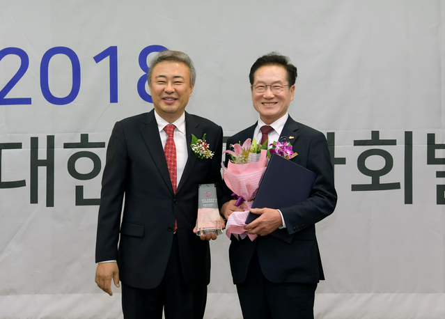 ▲ 최기문 영천시장(오른쪽)이 ‘2018 대한민국사회발전대상’시상식에서 행정부문 대상을 수상했다.ⓒ영천시