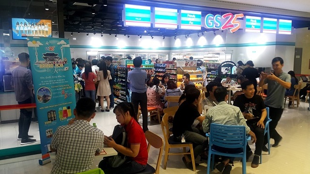▲ GS25는 베트남 손킴그룹과 손을 잡고 올초 베트남 호찌민에서 1호점을 오픈했다. 올해 말까지 30개 이상 확대해나갈 예정이다. 이후 하노이 등으로 확장해 향후 10년 동안 점포 2000개를 출점해 매출 3조2000억원을 목표로 하고 있다.ⓒGS리테일