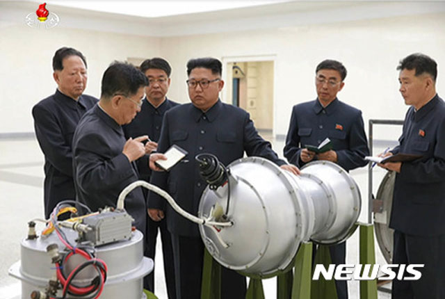 ▲ 북한이 주장하는 '한반도 비핵화'는 남북한의 비핵화가 아니라 미국의 핵우산 철거까지 포함됐다는 사실이 또 한 번 확인됐다. 사진은 2017년 9월 핵무기 공장을 찾은 김정은. ⓒ뉴시스. 무단전재 및 재배포 금지.
