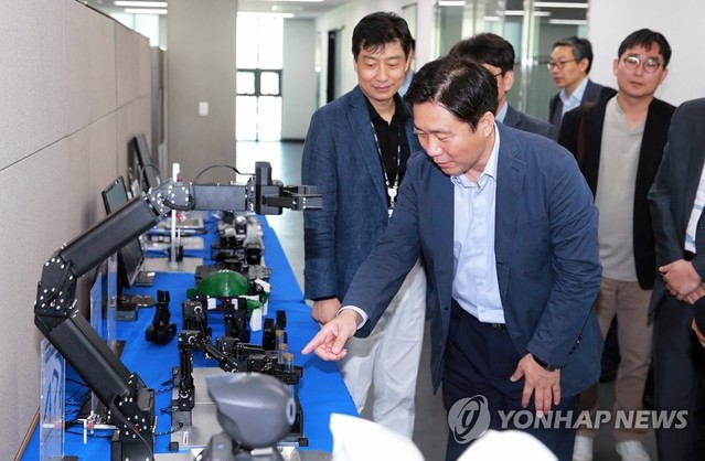 ▲ 지난 22일 서울 마곡산업단지내 로봇제조업체 '로보티즈'를 방문한 성윤모 장관 ⓒ연합뉴스 제공