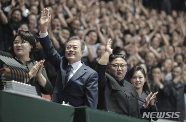 ▲ 지난 19일 평양 5.1 경기장에서 북한 주민들의 환호에 화답하는 문재인 대통령. ⓒ뉴시스. 무단전재 및 재배포 금지.