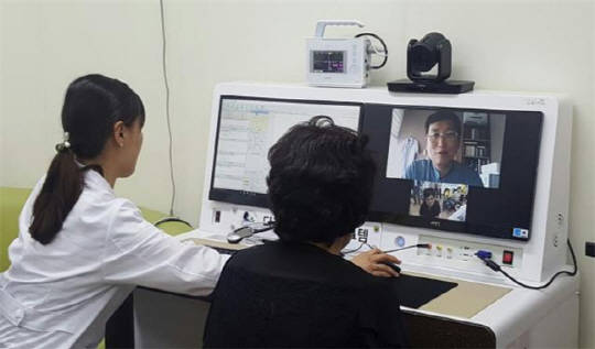 ▲ 양산부산대병원 스마트헬스케어센터 의료진이 원격의료를 실시하고 있다. ⓒ보건복지부