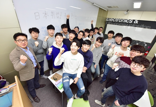 ▲ 일본 취업이 확정된 일본전자반도체반 학생들이 출국에 앞서 대학 강의실에서 교수(사진 왼쪽)와 함께 파이팅을 외치고 있다.ⓒ영진전문대
