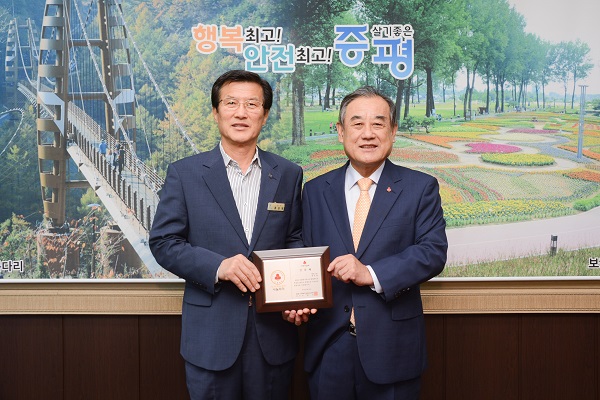 ▲ 홍성열 충북 증평군수가 27일 충북사회복지공동모금회 ‘나눔리더’에 가입했다.ⓒ충북사회복지공동모금회