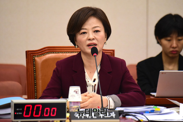 ▲ 진선미 여성가족부 장관 후보자가 20일 오전 국회에서 열린 인사청문회에서 의원들의 질문에 답하고 있다. ⓒ뉴데일리 이종현 기자