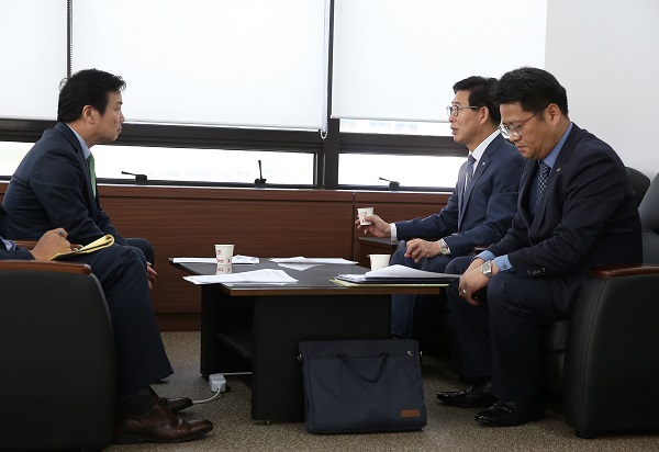 ▲ 양승조 충남도지사가 27일 홍종학 중소벤처기업부 장관을 만나 지역현안을 협의하고 있다.ⓒ충남도