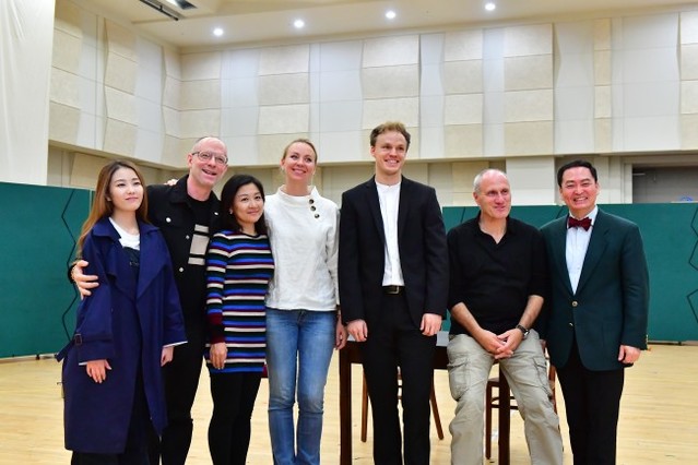▲ 왼쪽부터 윤상아, 알렉산더 린틀, 캐슬린 김, 유스티나 그린기테, 피네건 다우니 디어, 크리스티안 파데, 윤호근 예술감독.ⓒ국립오페라단