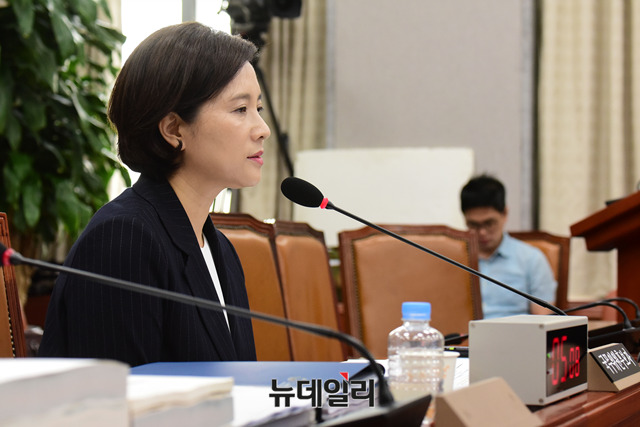 ▲ 유은혜 사회 부총리 겸 교육부 장관 후보자가 19일 오전 국회에서 열린 인사청문회에서 참석해 의원들의 질문에 답하고 있다. ⓒ뉴데일리 이종현 기자