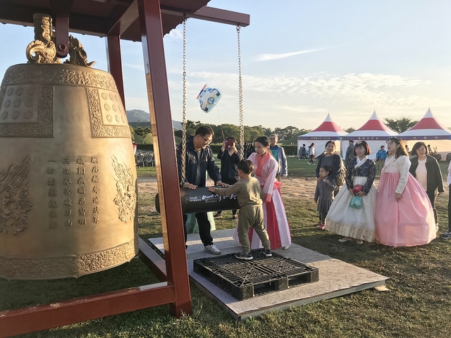 ▲ 경주 대표 가을축제 ‘2018 신라소리축제 에밀레전’이 오는 10월 5일부터 7일까지 사흘간 경주 첨성대 잔디광장에서 펼쳐진다. 사진은 2017 신라소리축제 에밀레전 현장 모습.ⓒ대구불교방송