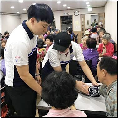 ▲ 한전 대학생 서포터즈가 지난 21일 ‘행복나눔’ 활동을 펼쳤다.ⓒ한전 대구본부