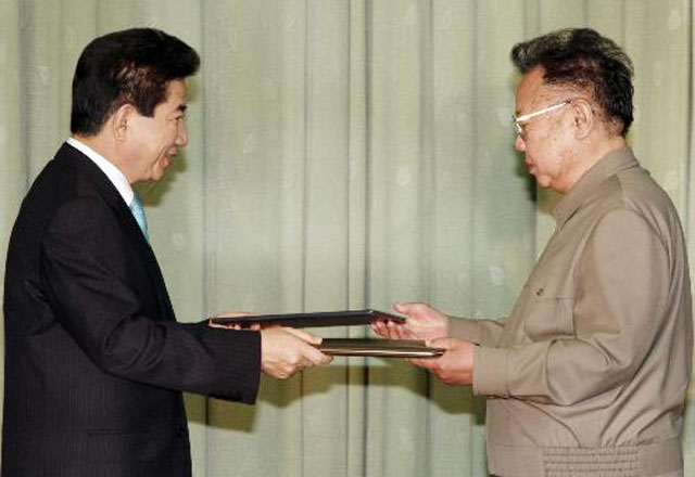 ▲ 2007년 10월 4일 노무현 당시 대통령과 김정일이 공동선언에 서명한 뒤 교환하는 모습. ⓒ뉴시스. 무단전재 및 재배포 금지.