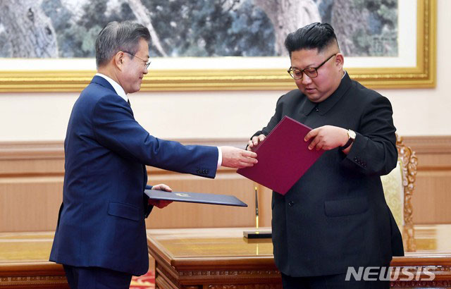 ▲ 지난 9월 19일 평양 남북공동선언문을 교환하는 문재인 대통령과 김정은. ⓒ뉴시스. 무단전재 및 재배포 금지.