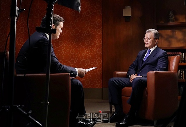 ▲ 문재인 대통령이 지난 25일(현지시간) 미국 언론사 폭스뉴스와 대면인터뷰를 진행하는 모습. ⓒ청와대