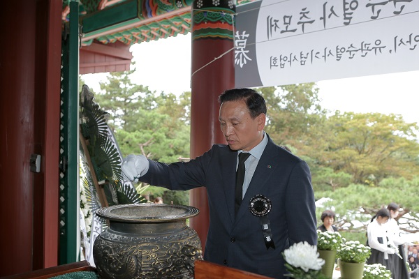 ▲ 구본영 천안시장이 28일 병천면 탑원리 유관순열사 추모각에서 열린 ‘제98주기 유관순 열사 추모제’에서 분향을 하고 있다.ⓒ천안시