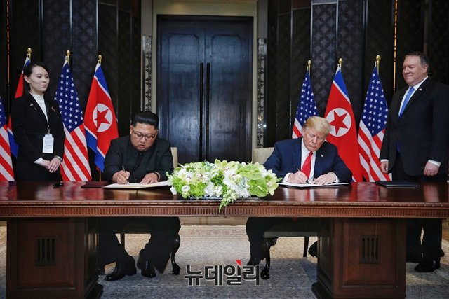 ▲ 지난 6월 12일 미북정상회담에서 트럼프 대통령과 김정은이 서명하고 있다.ⓒ(사진=싱가포르 통신정보부)