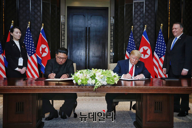 ▲ 도널드 트럼프 미국 대통령과 김정은 북한 국무위원장이 12일 싱가포르 카펠라 호텔에서 미북정상회담에 앞서 악수를 하고 있다. ⓒ(사진=싱가포르 통신정보부)