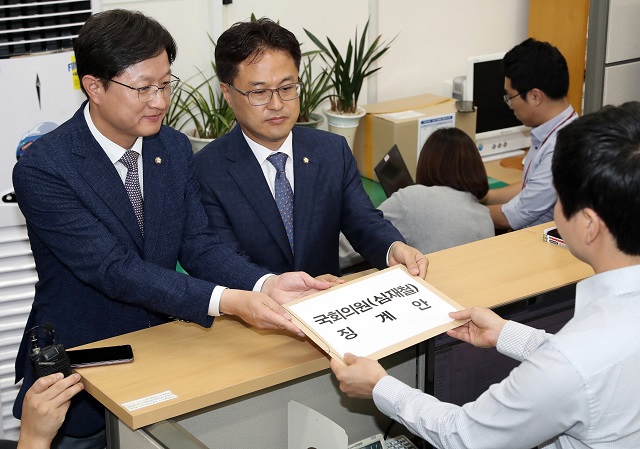 ▲ 강병원 더불어민주당 원내대변인과 국회 기획재정위원회 간사인 김정우 의원이 28일 오후 서울 영등포구 여의도 국회 의안과에 심재철 자유한국당 의원의 국가기밀 탈취 관련 윤리위 징계 요청안을 제출하고 있다. ⓒ뉴시스