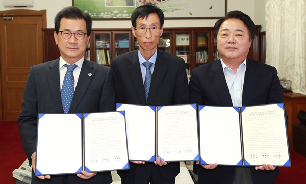▲ 28일 이시종 충북도지사, 연제수 오창테크노폴리스 대표, 한범덕 청주시장(왼쪽부터)이 충북도청과 업무협약을 갖고 사업의 조속한 진행에 최선을 다하기로 했다.ⓒ충북도