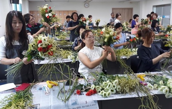 ▲ 청주시농업인대학에서 시민들이 화훼장식 등을 배우고 있다.ⓒ청주시