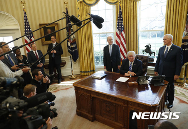 ▲ 백악관에 간 테드 포 의원. 왼쪽부터 테드 포 의원, 도널드 트럼프 美대통령, 마이크 펜스 美부통령. ⓒ뉴시스. 무단전재 및 재배포 금지.