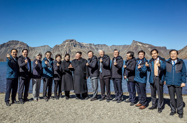 ▲ 문재인 대통령의 지난 제3차 평양남북정상회담 당시 모습. 백두산에서 북한 김정은과 함께 찍은 사진이다. ⓒ청와대 제공