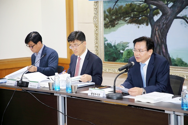 ▲ 28일 대구시청 본관 상황실에서 이상길 행정부시장(사진 오른쪽) 주재로 대구시 실·국장, 8개 구·군의 부구청장·부군수가 모여 기관별 혁신 추진상황을 점검하고 각 기관의 우수사례 공유·확산을 통해 혁신 추진을 위한 전략을 모색했다.ⓒ대구시