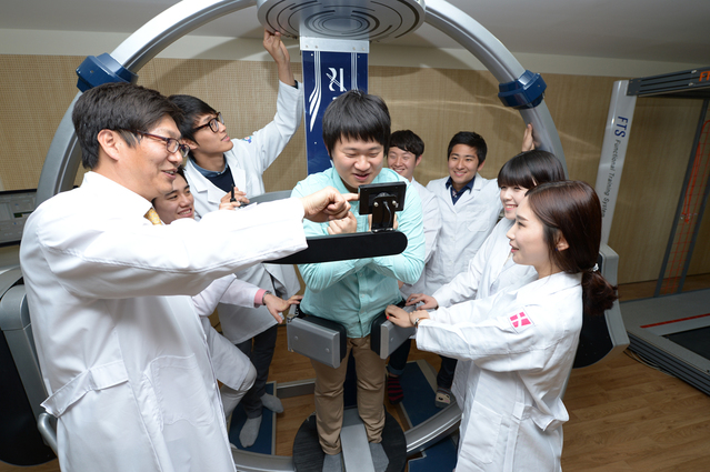 ▲ 2019학년도 수시1차 모집에서 44:1의 경쟁률을 보인 대구보건대 물리치료과 실습 모습.ⓒ대구보건대