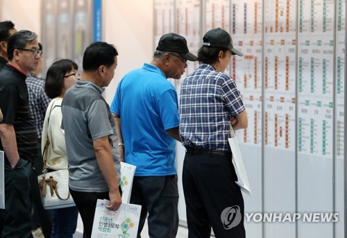 ▲ 채용게시판 보는 신중년들2018년 9월 11일 오후 서울 강남구 세텍에서 열린 신중년 인생3모작 박람회에서 구직자들이 채용공고 게시판을 살피고 있다.ⓒ연합뉴스