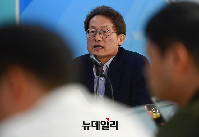 ▲ 조희연 서울시교육감이 27일 오전 서울 종로구 서울시교육청에서 서울학생 두발 자유화를 선언하고 있다. 이번 선언은 학생 두발의 길이, 염색, 파마 등 두발과 관련된 일체의 사항에 대해 제한을 두지 않고 자유화 할 것을 지향하는 것이다.  ⓒ뉴데일리 정상윤 기자