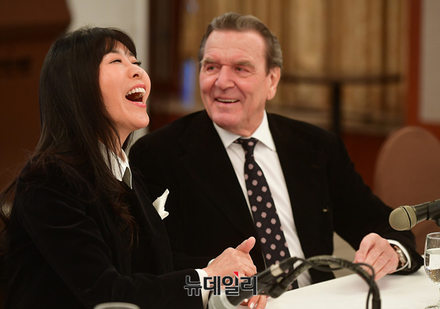 ▲ 게르하르트 슈뢰더(74) 전 독일 총리와 한국인 통역사김소연(48)씨가 다음달 5일 독일 베를린에서 결혼식을 올린다.ⓒ뉴데일리 정상윤 기자