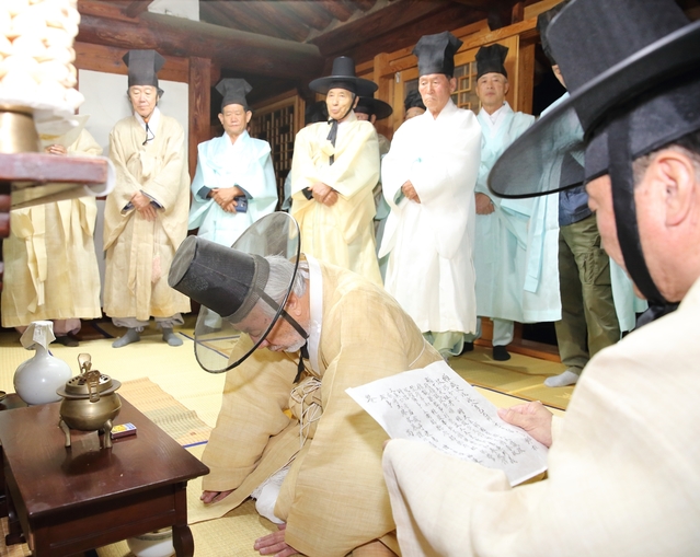 ▲ 한국국학진흥원 공동책임연구원 박모라 경북대 교수를 비롯한 관계자가 지난 30일 귀암종택 13대 종손인 이필주씨를 비롯해 문중 관계자 150여명이 올린 불천위제사를 직접 참관했다.ⓒ칠곡군