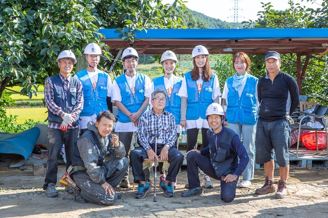 ▲ 송태영 할아버지(가운데)와 해비타트 현장 직원들 및 봉사활동에 참가한 티몬 직원들. ⓒ티몬