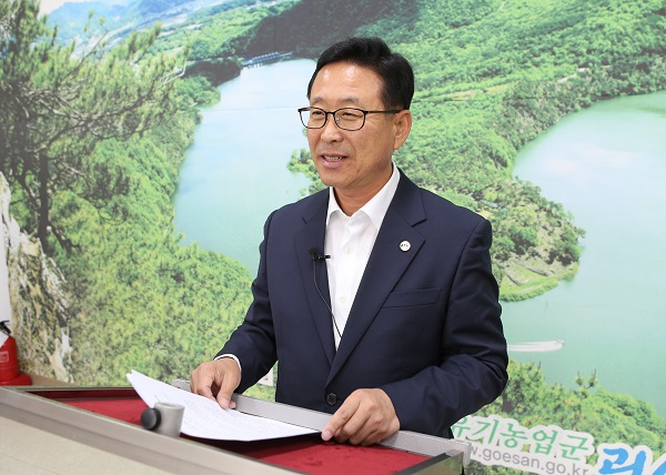 ▲ 이차영 괴산군수가 1일 군청 브리핑룸에서 기자회견을 열어 민선 7기 공약사업을 최종 확정해 발표하고 있다.ⓒ괴산군