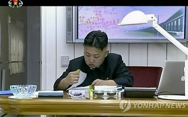 ▲ 전용기에서 서류를 살펴 보는 김정은 옆으로 애플社의 15인치 맥북 프로가 보인다. ⓒ연합뉴스. 무단전재 및 재배포 금지.
