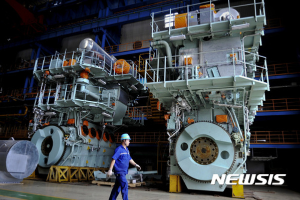 ▲ 중국 산둥성 칭다오의 한 조선소엔진 조립 현장의 모습ⓒ뉴시스. 무단 전재 및 재배포 금지.