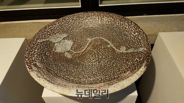 ▲ 구룡포생활문화센터 활동작가 송영철의 화조문 대 접시.ⓒ뉴데일리