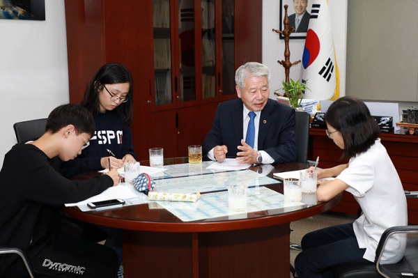 ▲ 서금택 세종시의장이 늘봄초등학교 학생들과 인터뷰에 응하고 있다.ⓒ세종시의회