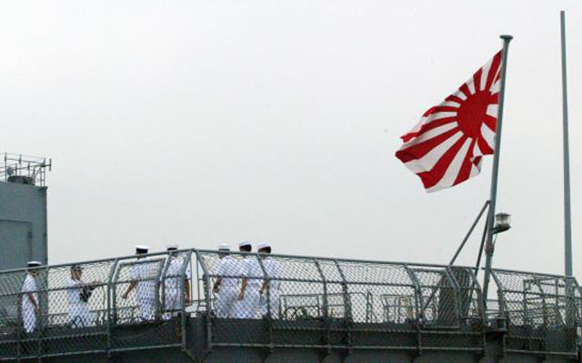 ▲ 日해상자위대 함정 선미에 게양된 욱일기. 일본과 영국 함정들은 선수에 국기를, 선미에 부대기를 게양한다. ⓒ뉴시스. 무단전재 및 재배포 금지.