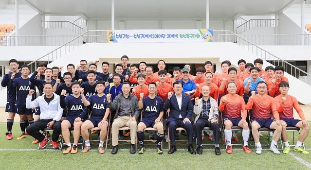 ▲ 수성구청 축구동호회 회원들과 501여단 3대대 장병들이 친선 축구경기를 마치고 함께 기념촬영을 하고 있다.(맨 앞줄 왼쪽부터 다섯 번째 이현석 3대대 대대장·여섯 번째 김대권 수성구청장·여덟 번째 심상득 축구동호회장)ⓒ수성구청
