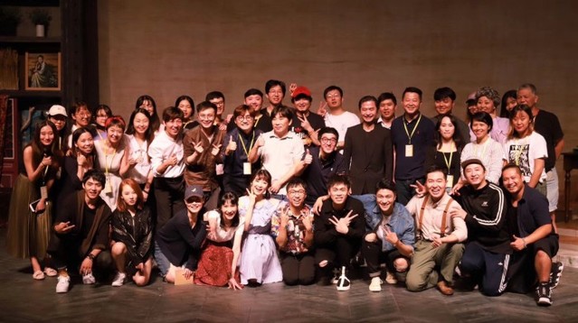 ▲ 뮤지컬 '쉼 없는 애수' 전체 배우들과 스태프들 기념촬영.ⓒ라이브