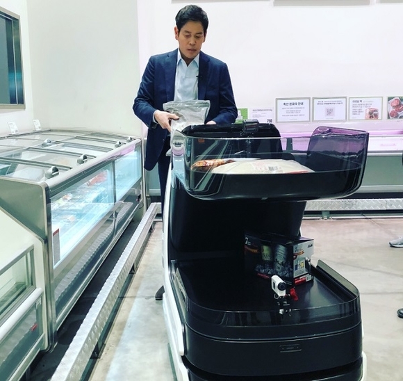 ▲ 정용진 신세계그룹 부회장과 스마트 카트 '일라이'.ⓒ정용진 신세계그룹 부회장 인스타그램 캡쳐