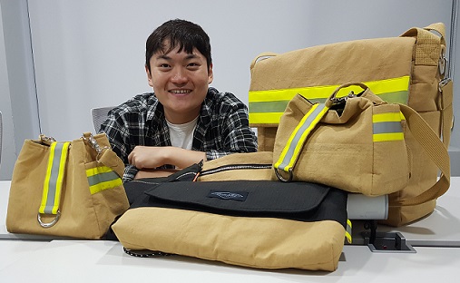 ▲ 건국대 창업동아리 119레오가 제작한 폐방화복 활용 가방들과 이승우 대표. ⓒ뉴데일리 류용환 기자
