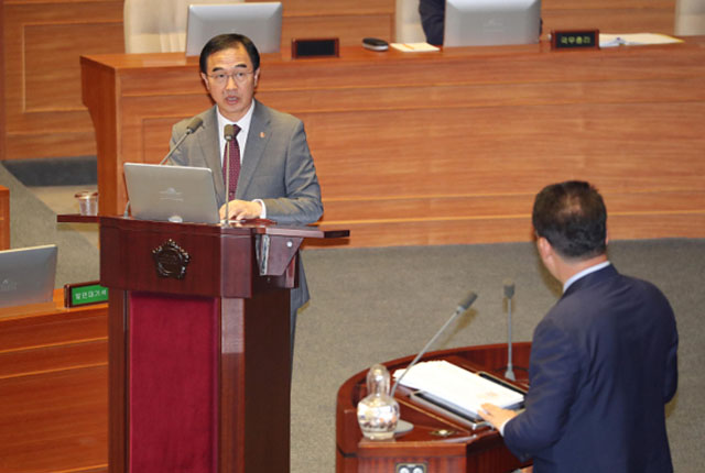 ▲ 지난 1일 국회 대정부 질의에서 답변하는 조명균 통일부 장관. ⓒ연합뉴스. 무단전재 및 재배포 금지.