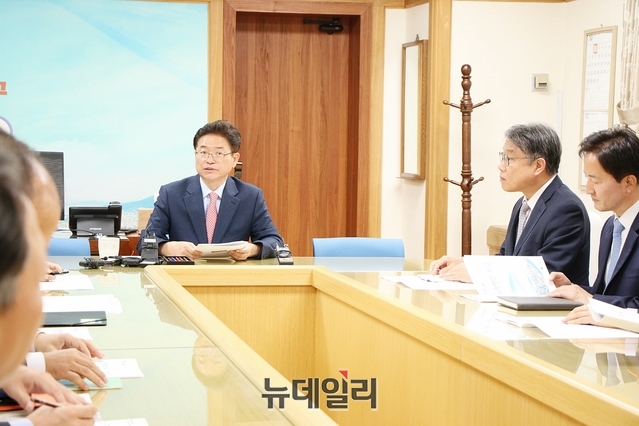 ▲ 이철우 경북도지사가 시청집무실에서 시 관계자에게 현안 보고를 받고 있다.ⓒ뉴데일리