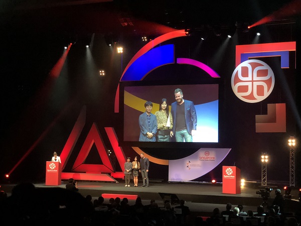 조정훈 삼성전자 C랩 크리에이티브 리더(좌)가 싱가포르에서 열린 '스파이크스 아시아 2018'에서 '릴루미노'로 이노베이션 부문 이노베이션 스파이크를 수상했다. ⓒ뉴데일리