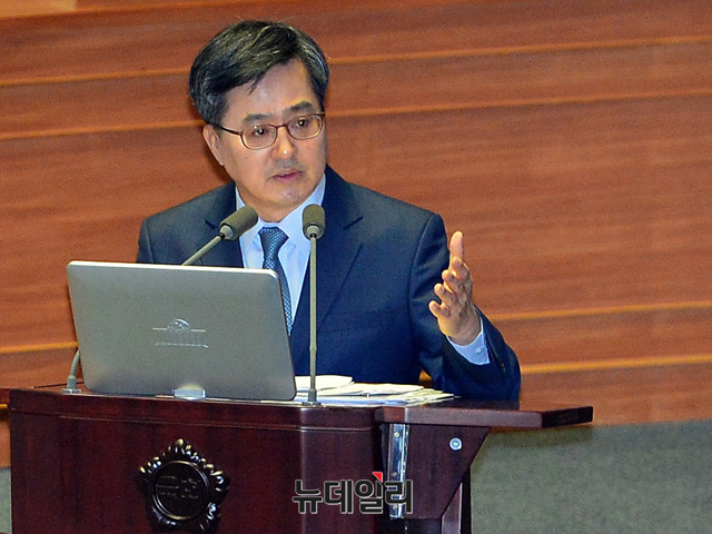 ▲ 김동연 부총리 겸 지획재정부 장관이 2일 오전 국회에서 열린 본회의에 참석해 심재철 자유한국당 의원의 대정부질문에 답하고 있다.
ⓒ뉴데일리 공준표 기자